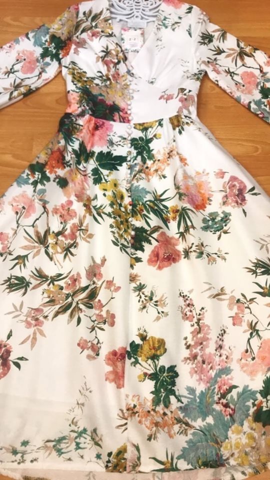 ชุดเดรสออกงานคลุมเข่าสีขาวพิมพ์ลาย แขนยาว ใส่ออกงาน ไปทะเล