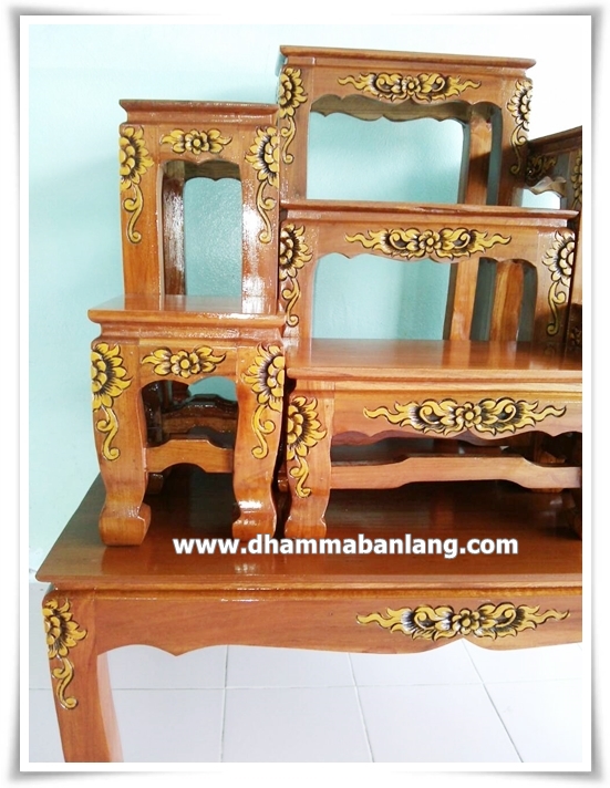 โต๊ะหมู่บูชา หมู่ 7 หน้า 9 แกะลาย แต้มสีเหลือง ไม้สัก ขาสิงห์ สีไม้สักธรรมชาติ