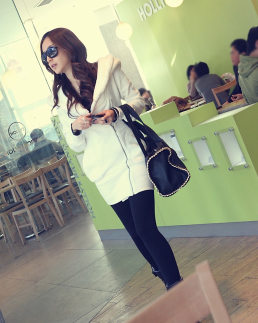 Pre Order - เสื้อกันหนาวแฟชั่นสไตล์เกาหลี เป็นขนสัตว์หนา ตัวยาวเหมือนเดรส Hood หลัง สีขาว / สีดำ