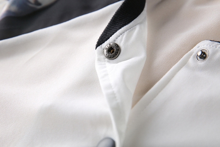 PreOrderไซส์ใหญ่ - เสื้อคลุมกันหนาวแฟชั่นคนอ้วน ไซส์ใหญ่ แบบบางตัวยาว ผ้าฝ้ายพิมพ์ลายม้าที่สวนแขน สีขาว