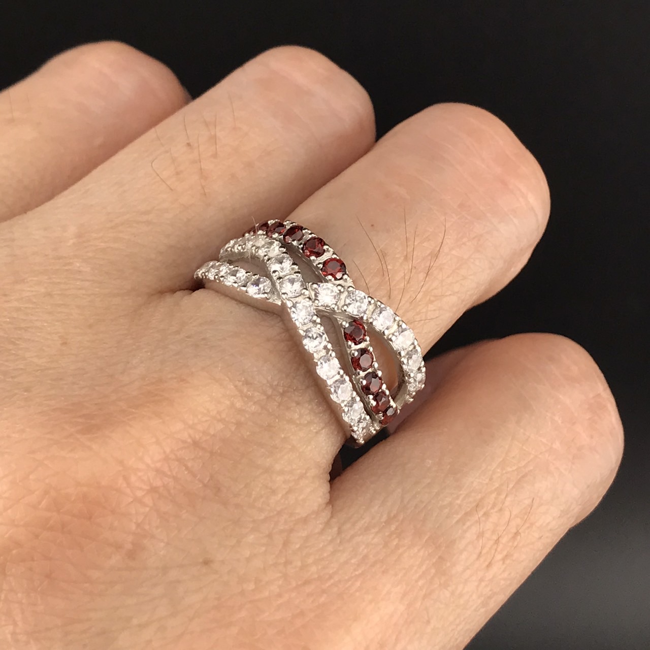 💗 “โกเมนแดงหวานละมุน… ใส่แล้วนิ้วดูสวยโดดเด่นแบบผู้ดีสุดๆ”