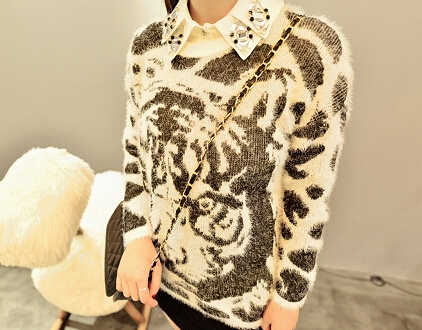 Pre Order - เสื้อกันหนาวแฟชั่นเกาหลี ผ้ากำมะหยี่ขนนุ่ม ลายเสือ สีขาว-ครีม