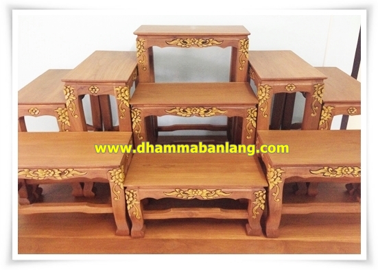 โต๊ะหมู่บูชา หมู่ 9 หน้า 10 แกะลาย แต้มสีเหลือง ไม้สัก ขาสิงห์ สีไม้สักธรรมชาติ