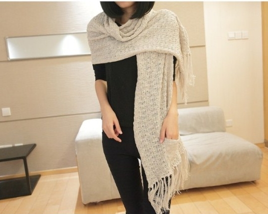 Pro Order - เสื้อกันหนาวแฟชั่น กระดุมหน้า มีกระเป๋าสองข้าง สามารถเปลี่ยนผ้าคลุม ผ้าพันคอก็ได้ : สีกากี / สีครีม