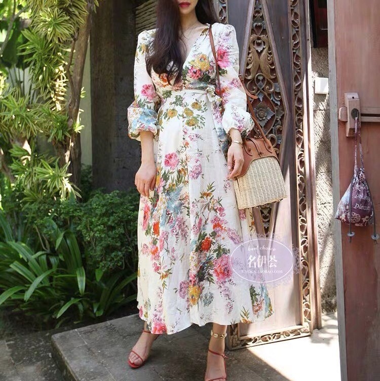 ชุดเดรสออกงานคลุมเข่าสีขาวพิมพ์ลาย แขนยาว ใส่ออกงาน ไปทะเล