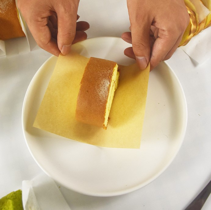 กระดาษเคลือบกันน้ำสำหรับห่อขนม กระดาษคั่นเค้กโรลแบบชิ้น (แพ็ค 500 ชิ้น)