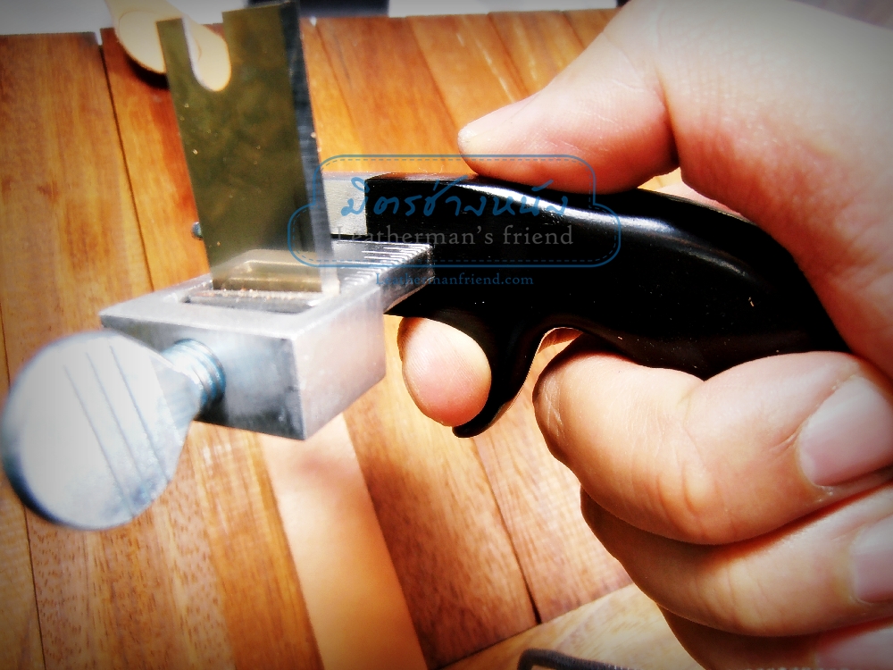 ที่ตัดหนังเป็นเส้นแบบโลหะ สำหรับงานตัดสายเข็มขัด สายสะพาย มีใบมากับตัว 2 ใบ แถมใบเพิ่มอีก 4 ใบ