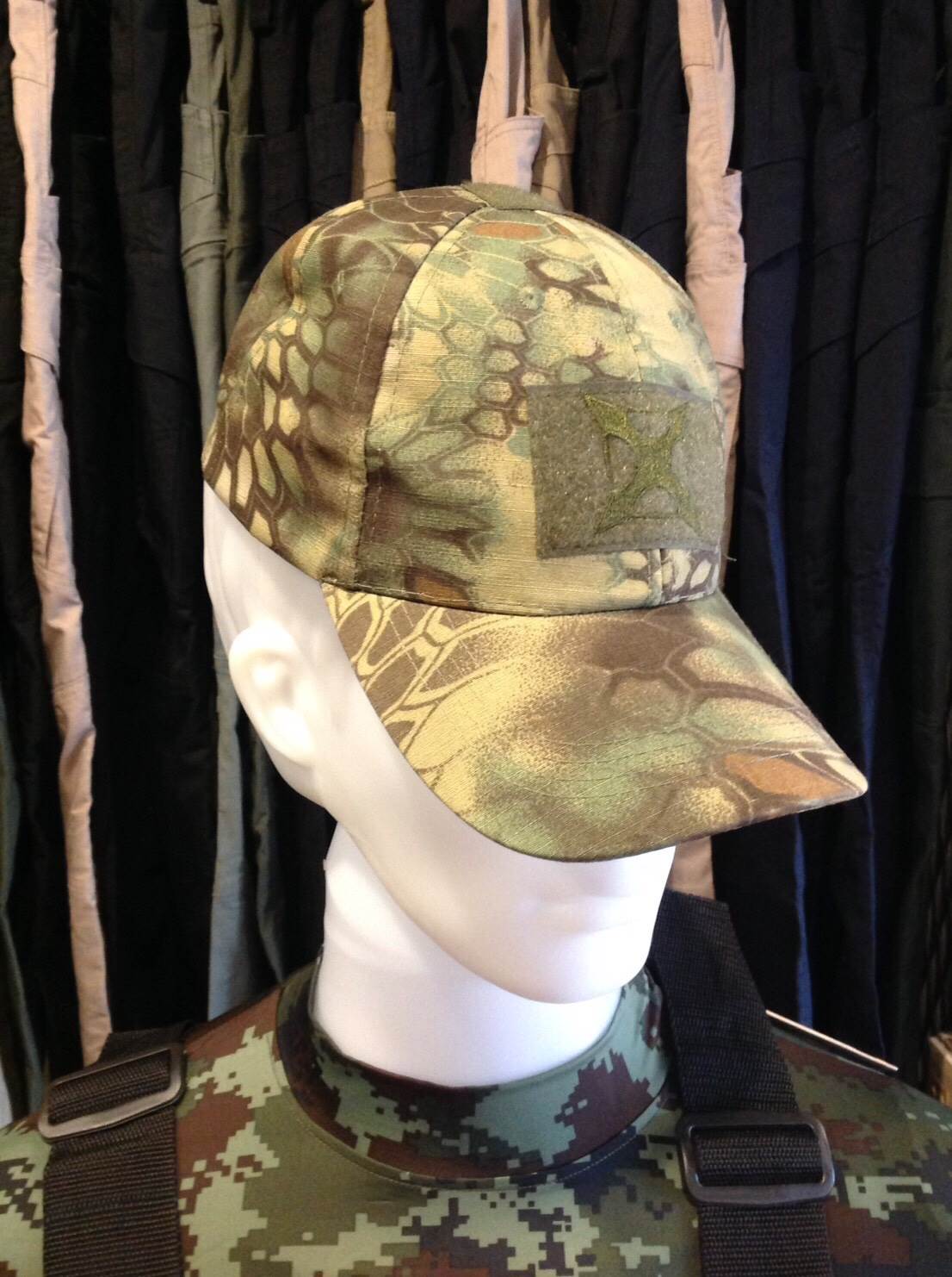 หมวกแก๊ปลายงู X