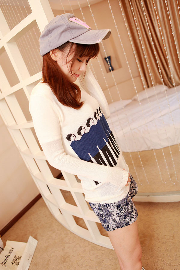 Pre Order - เสื้อกันหนาวแฟชั่นเกาหลี ผ้าไหมพรมแขนยาว คอกลม ปักลายคนยืนเรียงกัน : สีแดง / สีน้ำเงิน