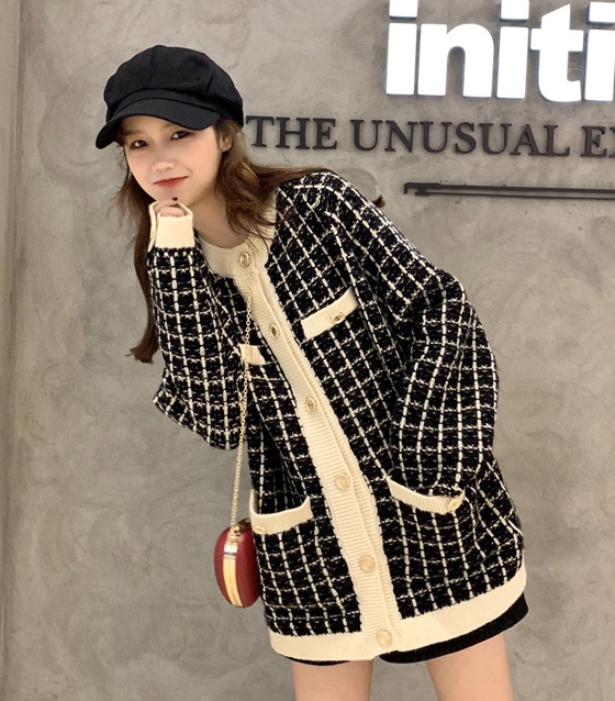 CO-007 เสื้อกันหนาวลายสก๊อต กระดุมหน้า แกะได้ สีดำ / ขาว