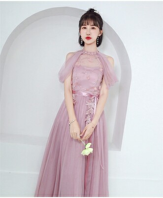 เดรสราตรียาวออกงานสีถั่วแดงกะปิ ซีทรูเปิดไหล่ 2 ข้างแต่งด้วยผ้าดอกไม้
