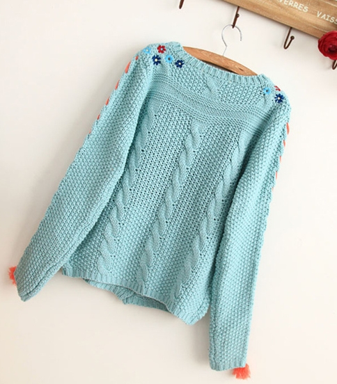 Pre Order - เสื้อกันหนาวแฟชั่นญี่ปุ่น เสื้อเวตเตอร์ถัก ลายดอกไม้ สีหวานน่ารัก สีฟ้า / สีเบจ
