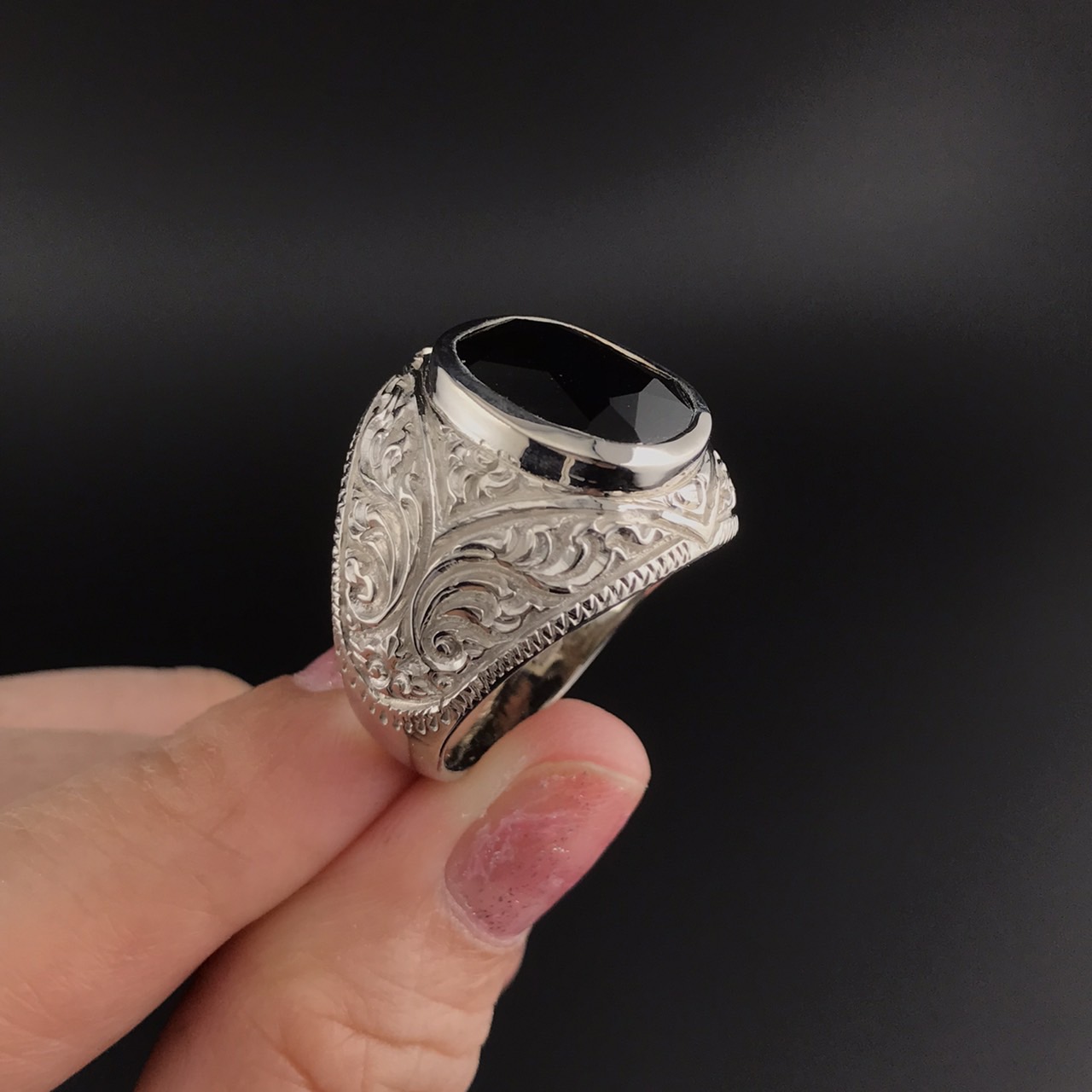 แหวนเงินประดับนิลแท้สีดำ สำหรับผู้ชาย เครื่องประดับที่สะท้อนความสำเร็จและความมีรสนิยม