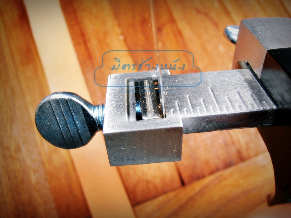 ที่ตัดหนังเป็นเส้นแบบโลหะ สำหรับงานตัดสายเข็มขัด สายสะพาย มีใบมากับตัว 2 ใบ แถมใบเพิ่มอีก 4 ใบ