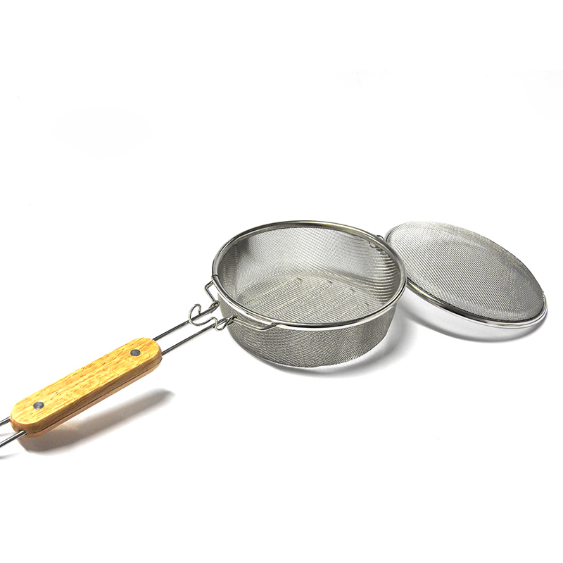 ตะแกรงคั่วเม็ลดกาแฟ คั่วได้ทั้งเตาถ่าน และเตาแก๊ส มีด้ามจับไม้กันร้อน 1610-414