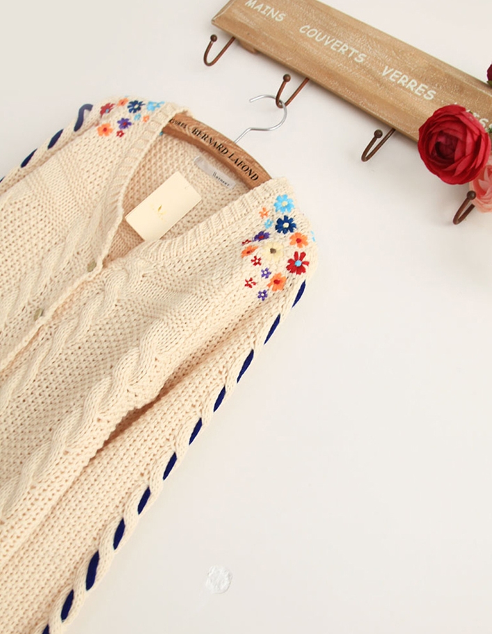 Pre Order - เสื้อกันหนาวแฟชั่นญี่ปุ่น เสื้อเวตเตอร์ถัก ลายดอกไม้ สีหวานน่ารัก สีฟ้า / สีเบจ