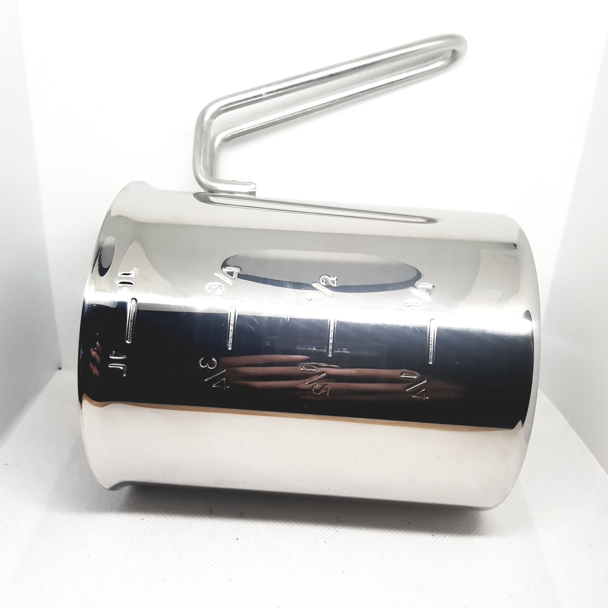 เหยือกสแตนเลสหนามีหูจับมีขีดสเกล ทรงกระบอก ขนาด 1000ml 360g รหัส 2017