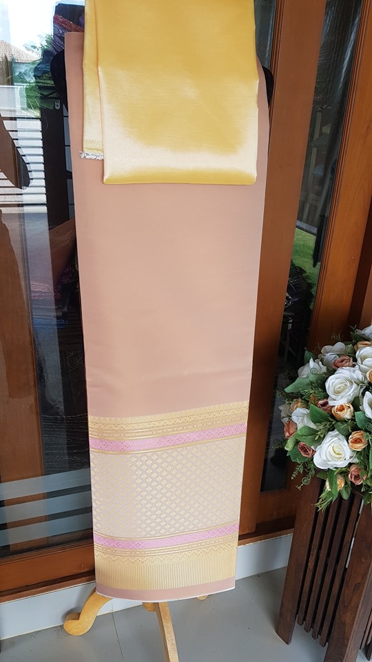 ผ้าไหมสังเคราะห์จัดชุดเหลืองทอง