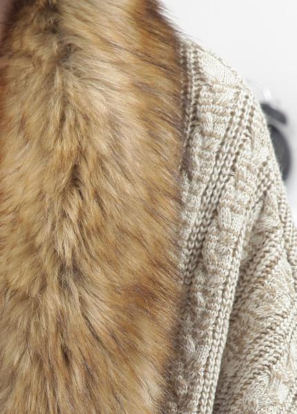 PreOrderไซส์ใหญ่ - เสื้อคลุมกันหนาวแฟชั่น ไซส์ใหญ่ คนอ้วน เสื้อไหมพรมทรงค้างคาว ติดขนสัตว์เหมือนผ้าพันคอ สีเบจ / ดำ