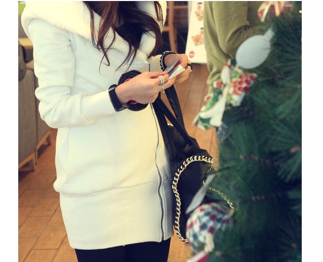 Pre Order - เสื้อกันหนาวแฟชั่นสไตล์เกาหลี เป็นขนสัตว์หนา ตัวยาวเหมือนเดรส Hood หลัง สีขาว / สีดำ