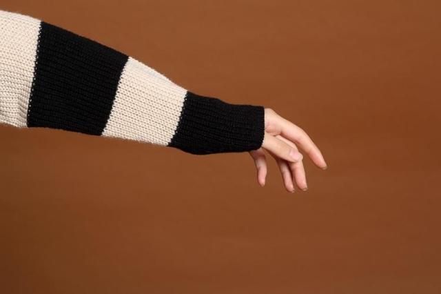 Pre Order - เสื้อกันหนาวแฟชั่นเกาหลี มินิเดรส คอวี ทรงค้างคาว ลายม้าลาย : สีดำ-เบจ / สีขาว-ดำ