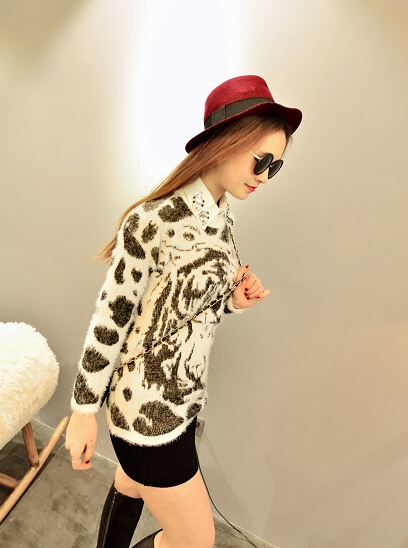 Pre Order - เสื้อกันหนาวแฟชั่นเกาหลี ผ้ากำมะหยี่ขนนุ่ม ลายเสือ สีขาว-ครีม