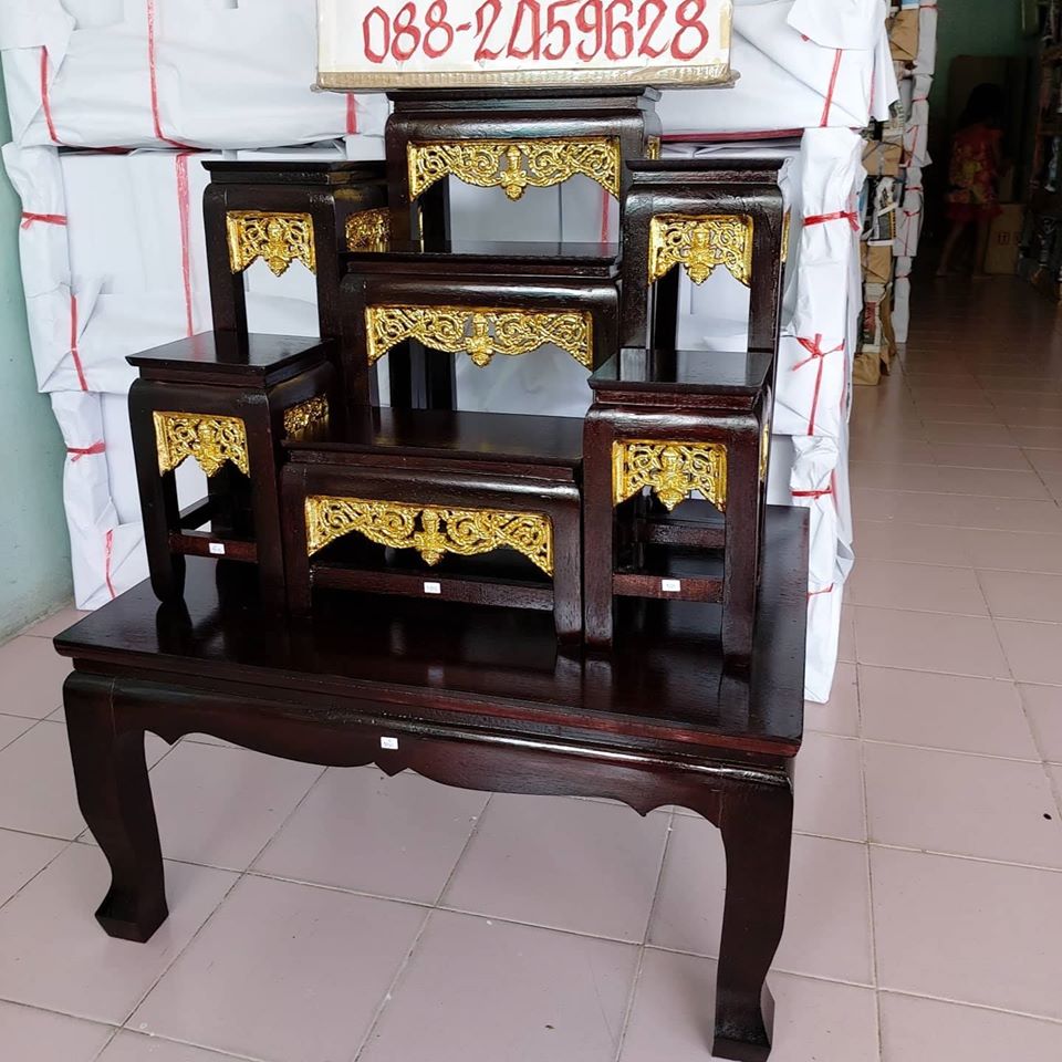 โต๊ะหมู่บูชา หมู่ 7 หน้า 5 กระจังทอง ไม้ทุเรียน ขาตรง สีโอ๊ค (คลิ๊กดูขนาด)