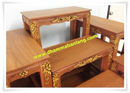 โต๊ะหมู่บูชา หมู่ 9 หน้า 10 แกะลาย แต้มสีเหลือง ไม้สัก ขาสิงห์ สีไม้สักธรรมชาติ