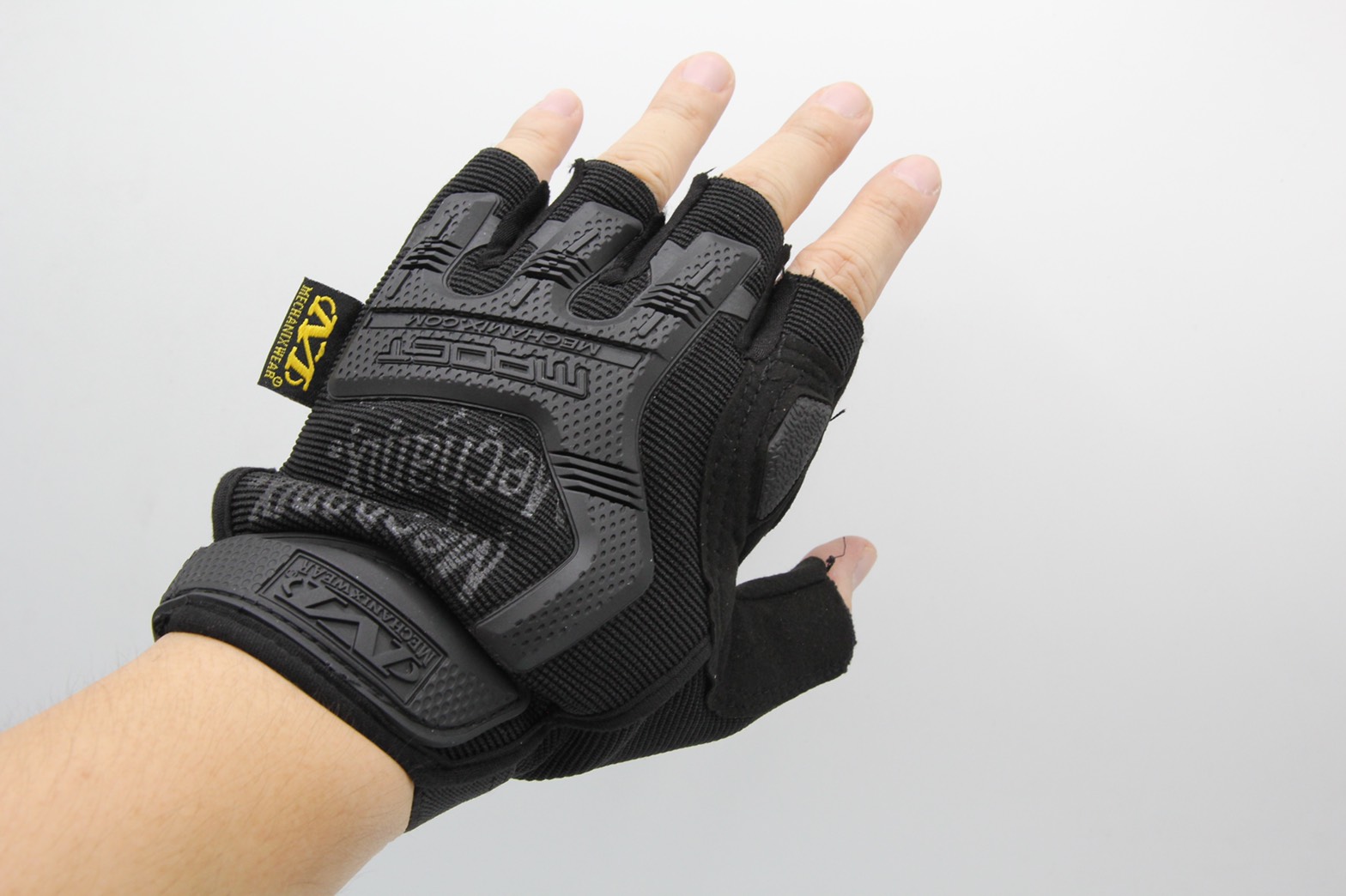 ถุงมือครึ่งนิ้ว Mechanix รุ่น M-Pact
