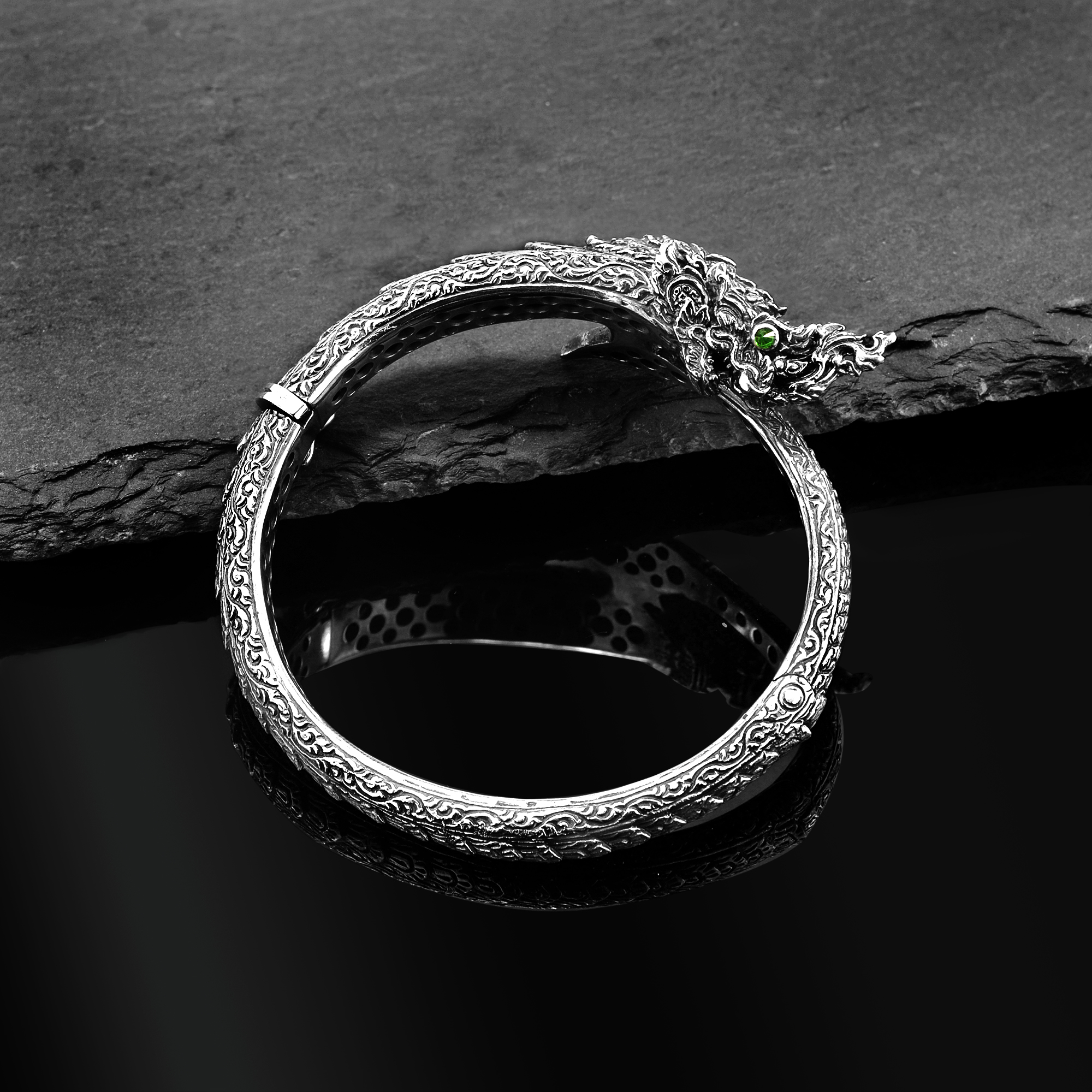 กำไลพญานาค Bangle tsavorite มีพลอย 2แบบ พลอยทับทิม(สีแดง) และ พลอยTsavorite(สีเขียว)