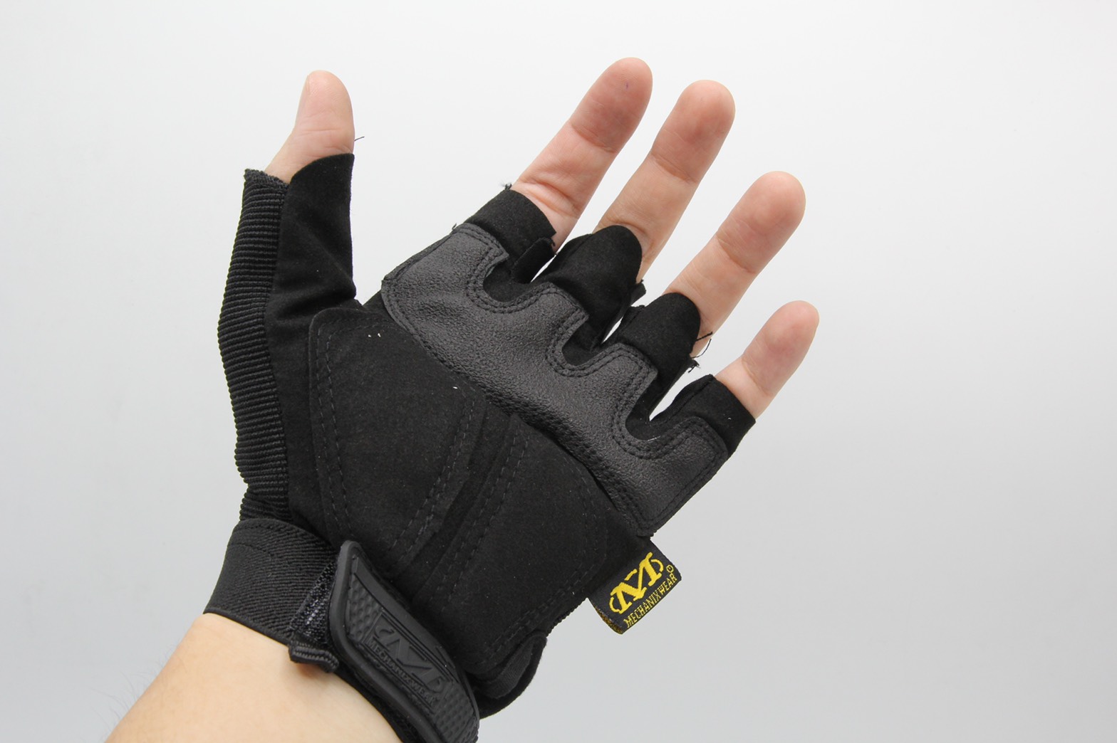 ถุงมือครึ่งนิ้ว Mechanix รุ่น M-Pact