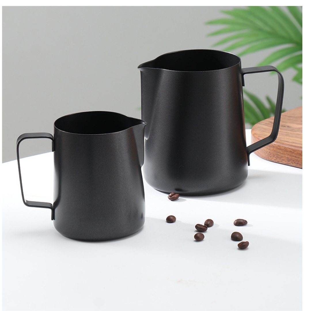 ถ้วยตีฟองนม 600 ML สแตนเลสเคลือบเทฟลอน สีดำด้าน รหัส 0129