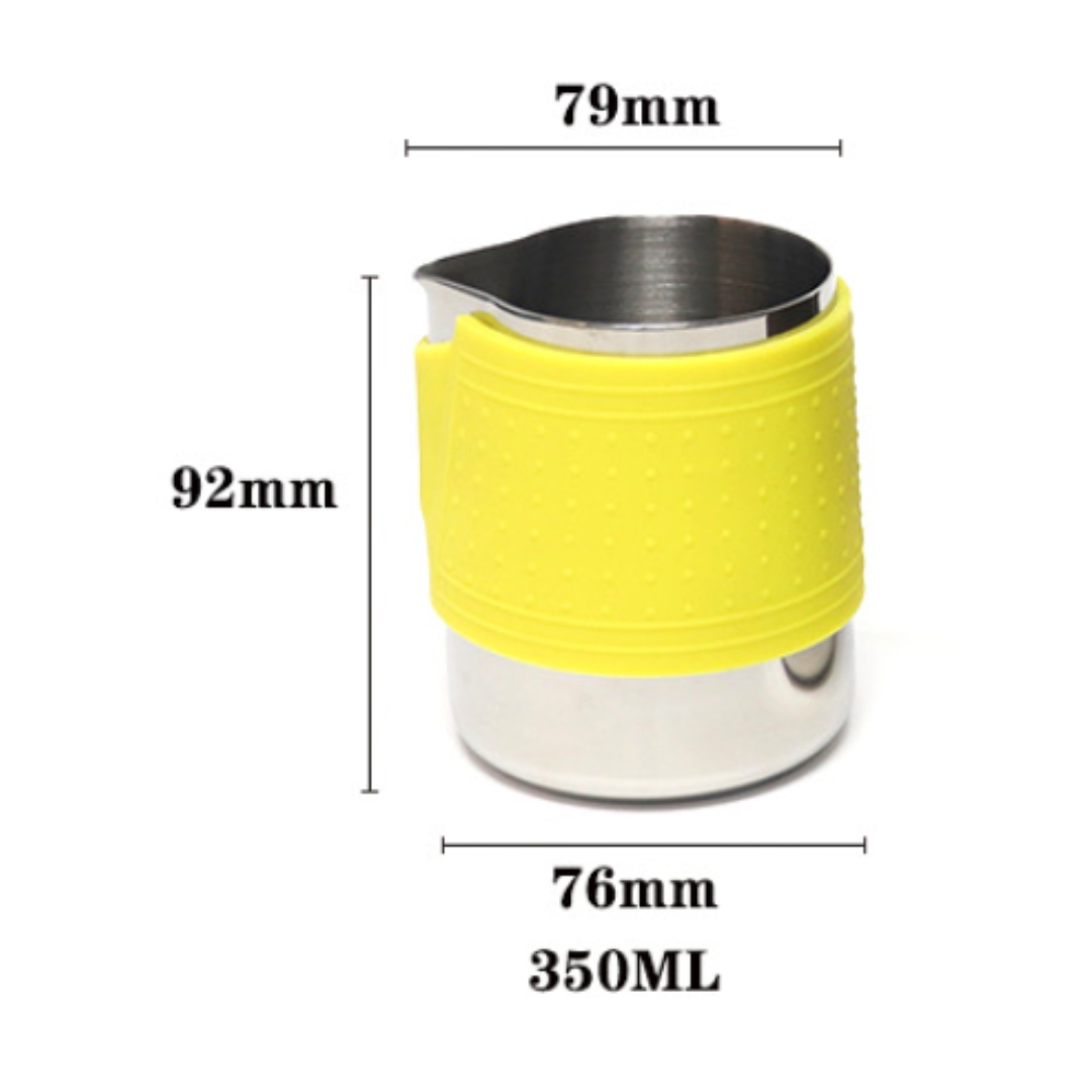 ถ้วยตีฟองนม มียางซิลิโคลนหุ้มกันลื่น กันมือกันร้อน ขนาด 350 ML สีเหลือง รหัส 0217