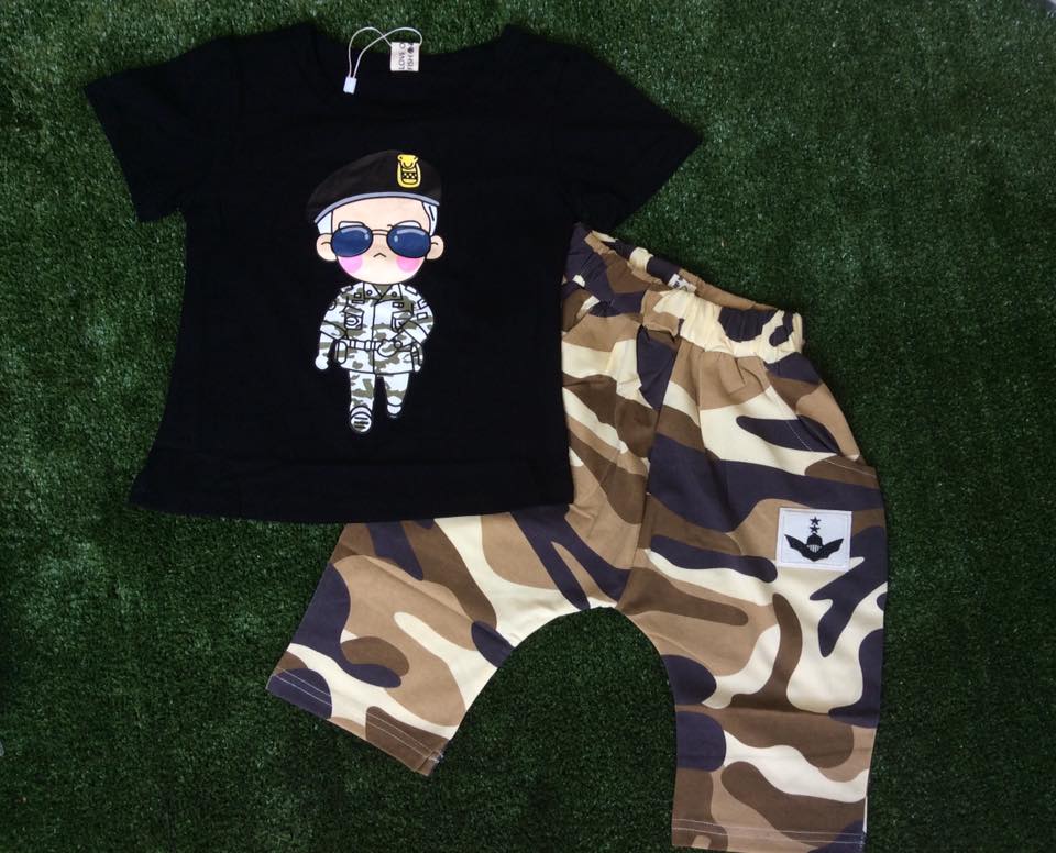 ชุดเด็กเสื้อยืดสีดำ และกางเกงลายพราง ผ้าดีมาก
