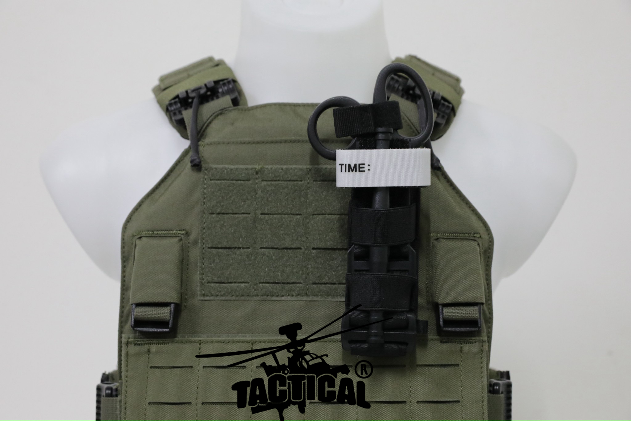 เพ้าผ้าใส่สายห้ามเลือด และกรรไกรสนาม แบบเปลือย