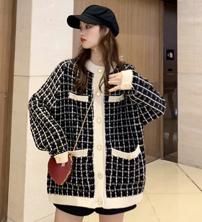 CO-007 เสื้อกันหนาวลายสก๊อต กระดุมหน้า แกะได้ สีดำ / ขาว