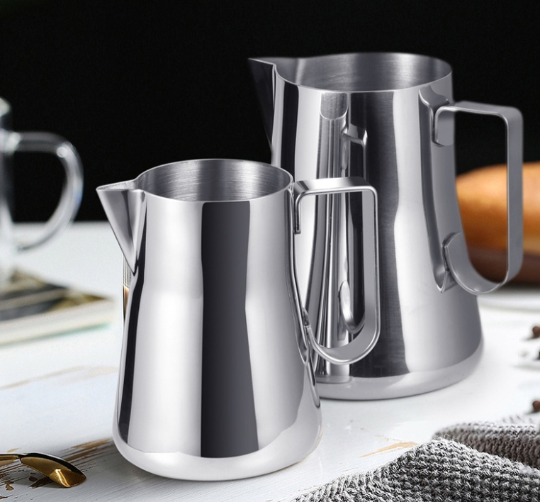 พิชเชอร์เทฟองนมปากแหลม เหยือกเทฟองนม 300 CC. สแตนแลส 1610-534