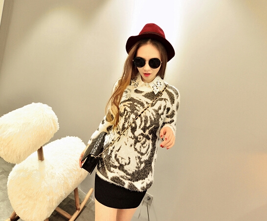 Pre Order - เสื้อกันหนาวแฟชั่นเกาหลี ผ้ากำมะหยี่ขนนุ่ม ลายเสือ สีขาว-ครีม