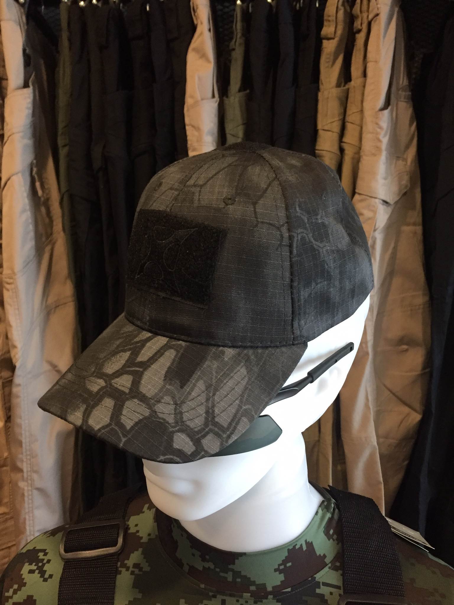 หมวกแก๊ปลายงู X