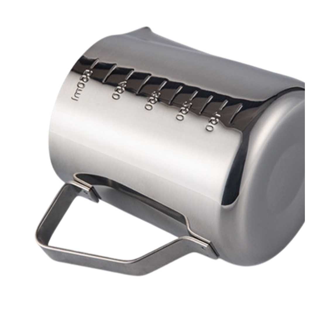 พิชเชอร์ เหยือกตีฟองนม สแตนเลส 550 มม. มีสเกลวัด 2 ด้าน รหัส 0890