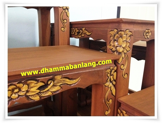 โต๊ะหมู่บูชา หมู่ 9 หน้า 10 แกะลาย แต้มสีเหลือง ไม้สัก ขาสิงห์ สีไม้สักธรรมชาติ
