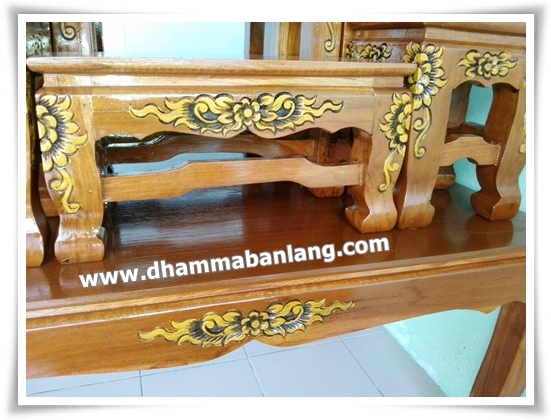 โต๊ะหมู่บูชา หมู่ 7 หน้า 7 แกะลาย แต้มสีเหลือง ไม้สัก ขาสิงห์ สีไม้สักธรรมชาติ