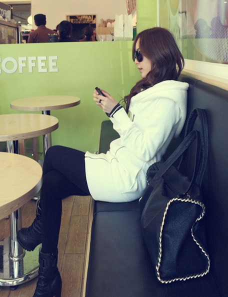 Pre Order - เสื้อกันหนาวแฟชั่นสไตล์เกาหลี เป็นขนสัตว์หนา ตัวยาวเหมือนเดรส Hood หลัง สีขาว / สีดำ