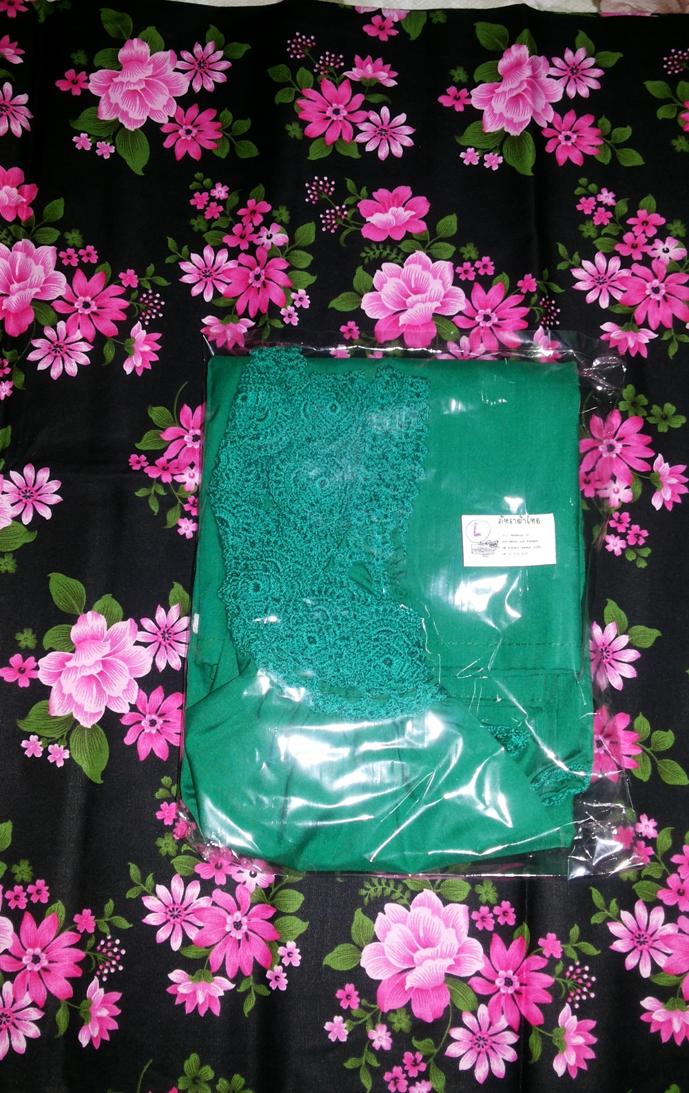 ชุดผ้าถุงพร้อมเสื้อคอกระเช้าลายโครเชต์ใหญ่