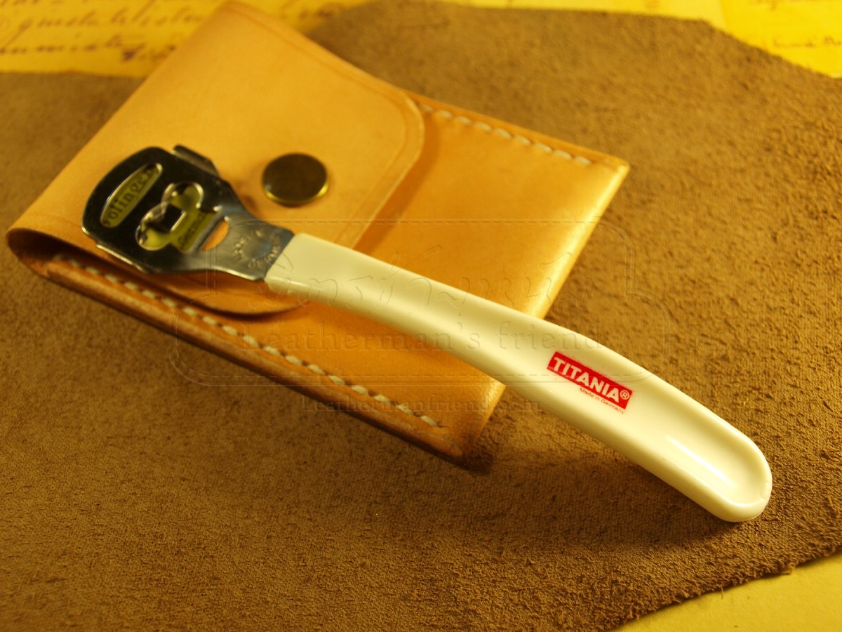 ด้ามมีปาดหนังด้านหลัง และแต่งด้านสันของขอบหนัง ด้ามพลาสติก พร้อมใบ