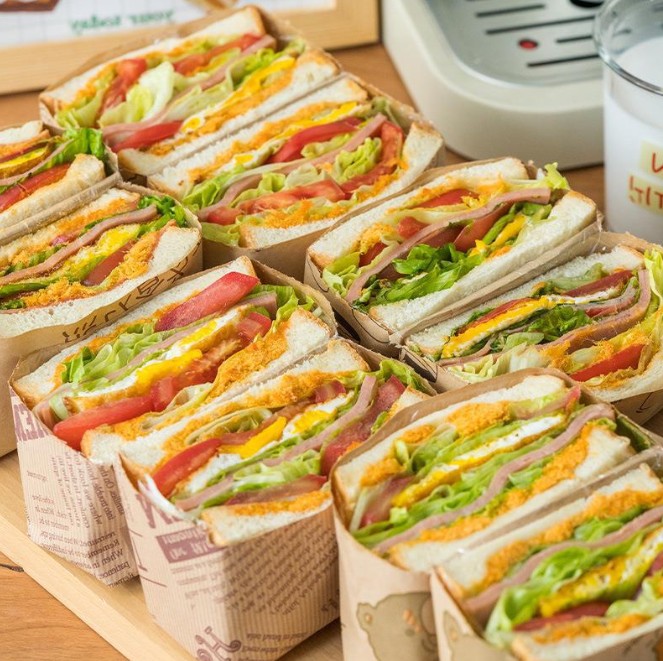 กระดาษไขรองอาหาร (Greaseproof paper) เคลือบกันน้ำ-น้ำมัน ขนาด 28x38 ซม. แบบแพ็ค 50 ชิ้น