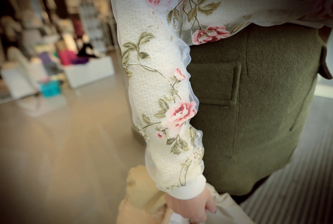 Pro Order - เสื้อกันหนาวแฟชั่น สองชั้นติดกัน ชิ้นในไม่หนามาก ชิ้นนอกเป็นผ้าชีฟองลายดอกไม้สีหวาน