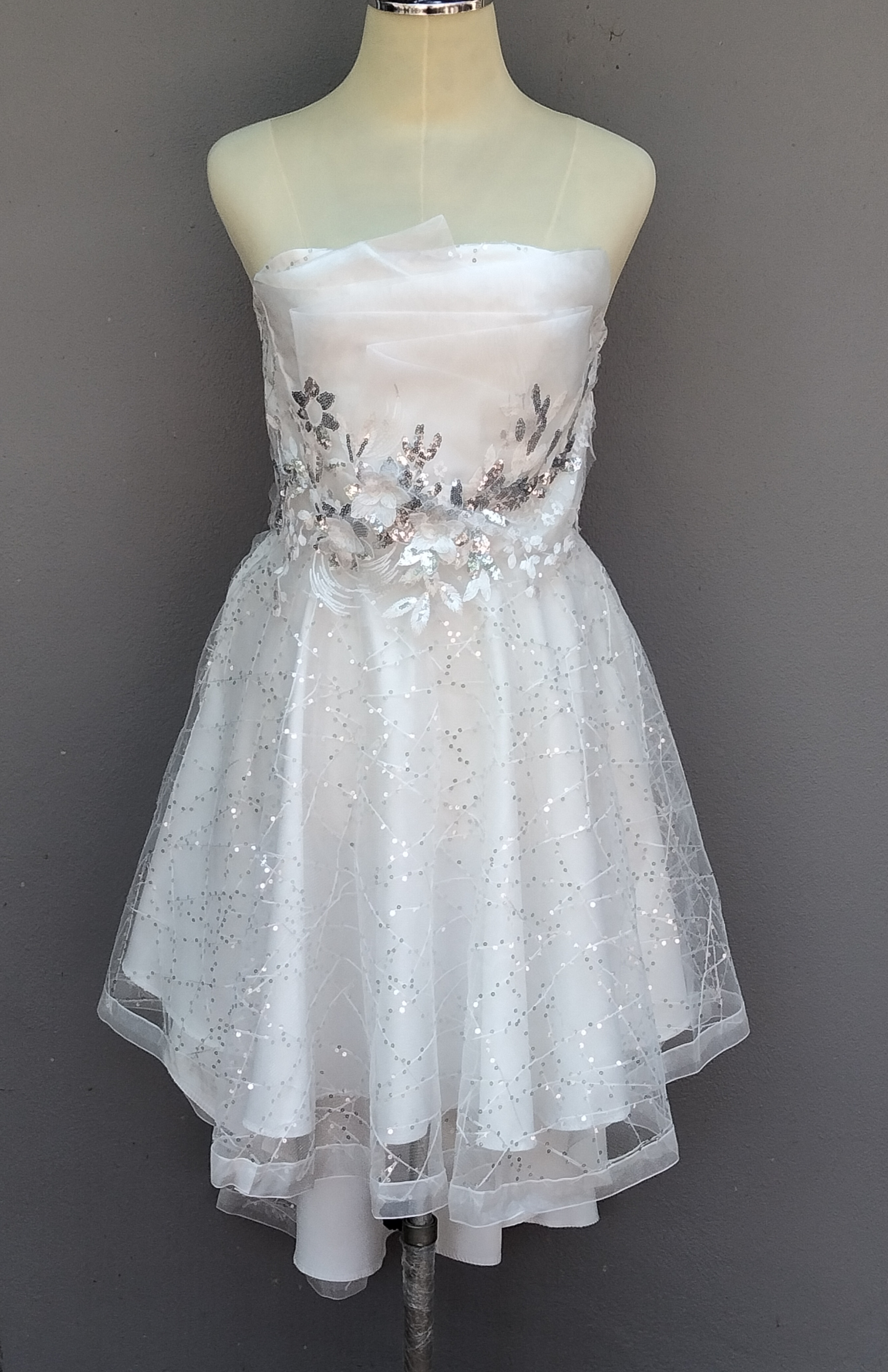 ชุดเดรสออกงานเกาะอกหน้าสั้นหลังยาวสีขาว