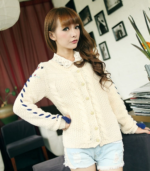 Pre Order - เสื้อกันหนาวแฟชั่นญี่ปุ่น เสื้อเวตเตอร์ถัก ลายดอกไม้ สีหวานน่ารัก สีฟ้า / สีเบจ