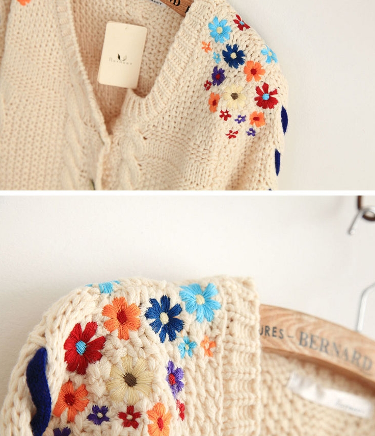 Pre Order - เสื้อกันหนาวแฟชั่นญี่ปุ่น เสื้อเวตเตอร์ถัก ลายดอกไม้ สีหวานน่ารัก สีฟ้า / สีเบจ